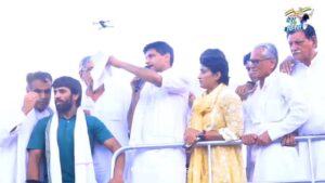 Vinesh Phogat Instagram - लोग भाजपा छोड़ रहे हैं, कांग्रेस से जुड़ रहे हैं - बदलाव की बयार है, कांग्रेस आ रही है, भाजपा जा रही है!
भाजपा का किला ढह रहा है, जनता बदलाव चाहती है। कल जुलाना में @deependersinghhooda जी की मौजूदगी ने कांग्रेस को और अधिक मजबूती दी है। कांग्रेस का समर्थन बढ़ता जा रहा है, और भाजपा का समय समाप्ति की ओर बढ़ रहा है।
प्रदेश में बदलाव तय है।