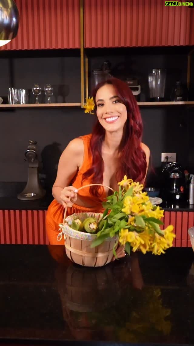 Violeta Bergonzi - 7.9K Likes - No saben el esfuerzo que hice para no hablar así que valórenlo jajajajajaja los amo ❤️🥰✨
Receta de envueltos de Choclo! 
Ingredientes

15 mazorcas tiernas
1/2 libra de queso campesino o cuajada
3 cucharadas de mantequilla
1 pisca de sal
2 cucharadas de azúcar
12 hojas de mazorca o ameros

Preparación

Pele las mazorcas y conserve sus hojas intactas, ya que las más grandes se emplearán para envolver los envueltos y las más pequeñas se rompen en tiritas para amarrarlos.

Aparte, lave bien las hojas de páselas por agua hirviendo durante un par de minutos, para evitar que se rompan. Escúrralas y reserve. Con ayuda de un cuchillo desgrane las mazorcas. Muela los granos hasta obtener una masa suave y lisa.

En otro recipiente ralle el queso. Aparte, en una sartén, derrita la mantequilla.

En un recipiente mezcle el maíz y el queso rallado hasta obtener una masa homogénea. Luego añada la mantequilla, la sal y el azúcar y mezcle hasta conseguir una masa uniforme. Reserve.

Divida en porciones individuales la masa. Sobreponga dos hojas de maíz y en el centro agregue una media cucharadas de la masa y doble los extremos hacia adentro. Finalice atando los envueltos con las tiras de las hojas de mazorca.

Aparte, en el fondo de una olla, acomode las tusas de las mazorcas y sobre ellas coloque los envueltos evitando que toquen el fondo. Ponga encima las hojas sobrantes y añada agua hasta cubrirlas.

Tape la olla y cocine a fuego lento durante una hora aproximadamente.
Disfruta ✨
#receta #teamvioleta #recetacolombiana #envueltosdechoclo #asmr