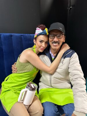 Violeta Bergonzi Instagram - Don Mister Jorge extrañaré nuestras conversaciones detrás de cámaras recordando tus momentos más felices y extrañaré cocinar entre refunfuños a tu lado 🫰❤️🩹 saludos a Doña Amparo.
Hasta muy pronto ✨ @jorgeherrera_oficial ✨