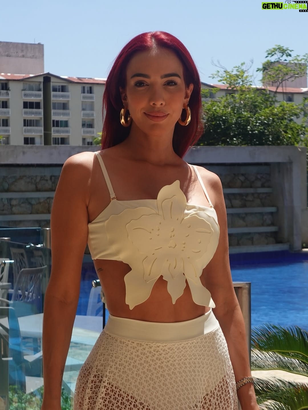 Violeta Bergonzi - 6.5K Likes - Unas foticos tropicoquetas 🌴
En un lugar hermoso @hoteldanncarltonbaq 
Sin duda el mejor hotel para disfrutar en familia de esta ciudad hermosa 🤩 
Unos días que nos recargaron  de amor y buena energía ✨
#barranquilla #hotelbarranquilla #turismobarranquilla