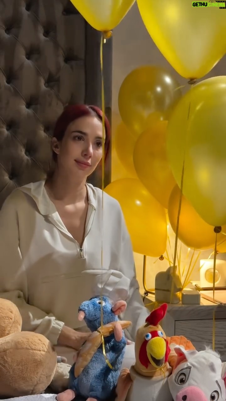 Violeta Bergonzi - 22.4K Likes - Primer día de colegio… 
No puedo explicar lo que siento pero es una mezcla entre miedo de soltarla al mundo, nostalgia de que mi bebé ya creció, un vacío horrible en el estómago…
❤️‍🩹 te amamos hija mía! Que Dios te proteja siempre y te lleve de su mano.