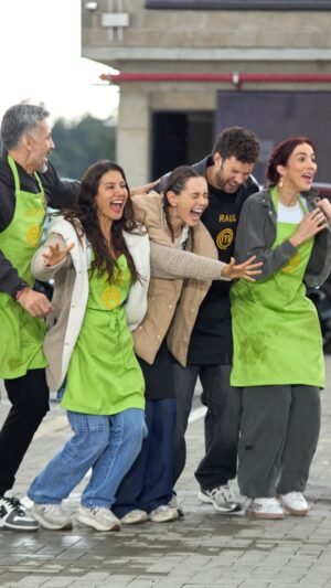 Violeta Bergonzi Instagram - ¡Felicitaciones, equipos ganadores! 🩷💚 El equipo verde, liderado por Yepes y el equipo rosado, liderado por Carolina Sabino lograron conquistar a los comensales con sus platos y se libraron de portar el delantal negro en #MasterChefCelebrityColombia, ¿cuántos emocionados con su triunfo? 😍🥳#MasterChefCelebrityColombia
