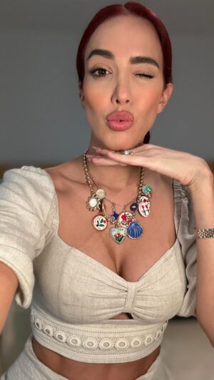 Violeta Bergonzi Instagram - Abrir el corazón siempre será una buena idea ❤️🩹
Me gusta ser sincera, por eso no me da pena llorar y mucho menos decir lo que siento.
Esto para muchos es incómodo pero no voy a cambiar ✨
Gracias por tanto amor y apoyo en Master Chef Celebrity.
Los amo y no saben como valoro cuando ustedes también me abren su corazón.
Este debe ser un espacio para pegar lo que está roto… no para romper al otro ❤️🩹
#teamvioleta #masterchefcelebeity