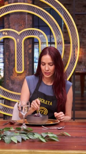 Violeta Bergonzi Instagram - Contra todo pronóstico, Michelle Rouillard logró conquistar el paladar de Violeta Bergonzi con su mazorcada, pero también la hizo desahogarse con algunos comentarios en #MasterChefCelebrityColombia 😳😱 #MasterChefCelebrity