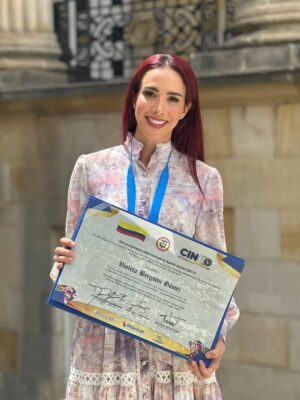 Violeta Bergonzi Instagram - Desde que elegí mi carrera profesional como comunicadora social y periodista supe que ese sería el camino para ser feliz y encontrar mi propósito!
He podido desde el entretenimiento llevar alegría a hogares colombianos y también de dar a conocer fundaciones de mi país e historias de vida que he podido contar para visibilizar niños y mujeres en estado de vulnerabilidad. ❤️
Como lo dijiste hoy @nataliaponcedeleon encontré el “para qué” y hoy me siento más comprometida de nunca a seguir poniendo mi granito de arena por un país mejor ❤️✨
Gracias @cinco5org por este reconocimiento Internacional
al aporte Social. Me siento honrada 🙏
Gracias @jcbcomunicador por mostrar la labor de tantas personas que trabajan por Colombia.