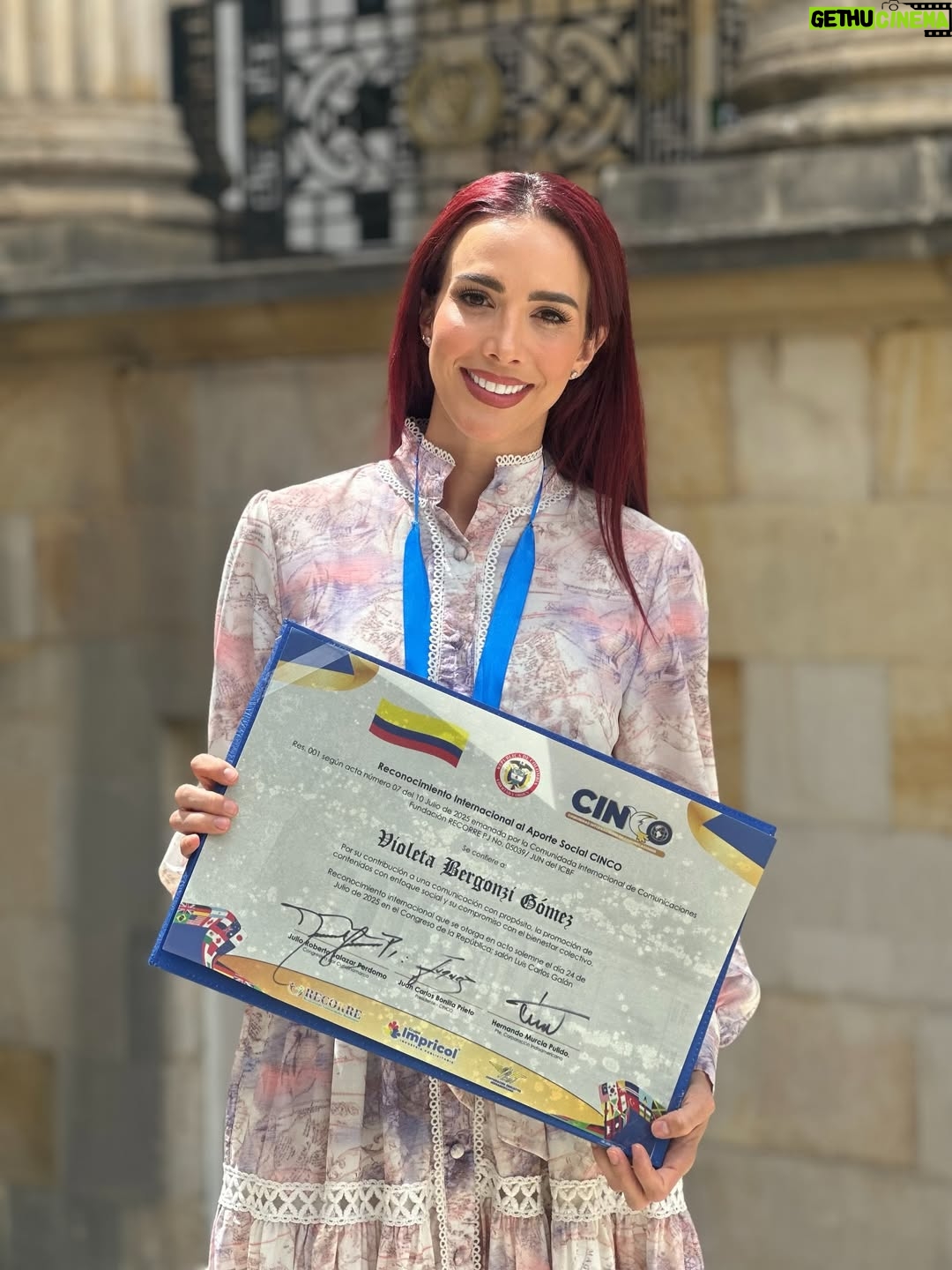Violeta Bergonzi - 30.2K Likes - Desde que elegí mi carrera profesional como comunicadora social y periodista supe que ese sería el camino para ser feliz y encontrar mi propósito! 
He podido desde el entretenimiento llevar alegría a hogares colombianos y también de dar a conocer fundaciones de mi país e historias de vida que he podido contar para visibilizar niños y mujeres en estado de vulnerabilidad. ❤️
Como lo dijiste hoy @nataliaponcedeleon  encontré el “para qué” y hoy me siento más comprometida de nunca a seguir poniendo mi granito de arena por un país mejor ❤️✨
 Gracias @cinco5org  por este reconocimiento  Internacional 
al aporte Social. Me siento honrada 🙏
Gracias @jcbcomunicador  por mostrar la labor de tantas personas que trabajan por Colombia.