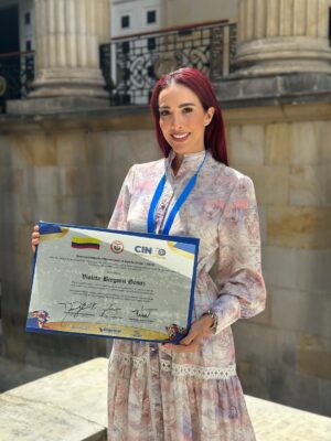 Violeta Bergonzi Instagram - Desde que elegí mi carrera profesional como comunicadora social y periodista supe que ese sería el camino para ser feliz y encontrar mi propósito!
He podido desde el entretenimiento llevar alegría a hogares colombianos y también de dar a conocer fundaciones de mi país e historias de vida que he podido contar para visibilizar niños y mujeres en estado de vulnerabilidad. ❤️
Como lo dijiste hoy @nataliaponcedeleon encontré el “para qué” y hoy me siento más comprometida de nunca a seguir poniendo mi granito de arena por un país mejor ❤️✨
Gracias @cinco5org por este reconocimiento Internacional
al aporte Social. Me siento honrada 🙏
Gracias @jcbcomunicador por mostrar la labor de tantas personas que trabajan por Colombia.