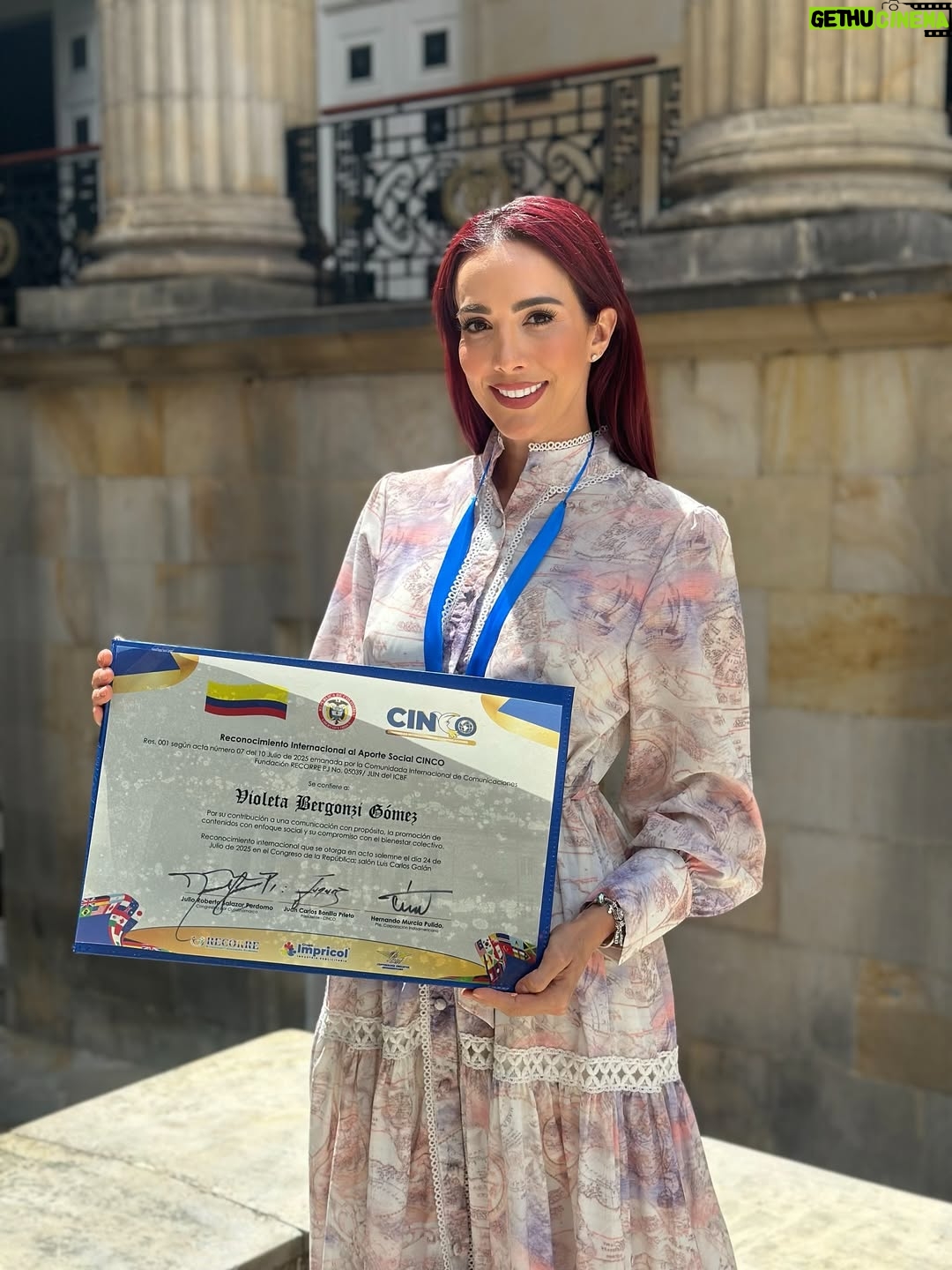Violeta Bergonzi - 30.2K Likes - Desde que elegí mi carrera profesional como comunicadora social y periodista supe que ese sería el camino para ser feliz y encontrar mi propósito! 
He podido desde el entretenimiento llevar alegría a hogares colombianos y también de dar a conocer fundaciones de mi país e historias de vida que he podido contar para visibilizar niños y mujeres en estado de vulnerabilidad. ❤️
Como lo dijiste hoy @nataliaponcedeleon  encontré el “para qué” y hoy me siento más comprometida de nunca a seguir poniendo mi granito de arena por un país mejor ❤️✨
 Gracias @cinco5org  por este reconocimiento  Internacional 
al aporte Social. Me siento honrada 🙏
Gracias @jcbcomunicador  por mostrar la labor de tantas personas que trabajan por Colombia.