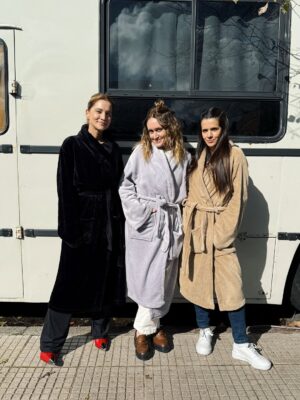 Violeta Urtizberea Instagram - esto fue Julio

1-patinadoras
2-los envidiosos
3-los actores están mucho en bata 
4-las bebas
5-agrandaditas
6-“tengo toda”
7-Amira 
8-El flan de mi tía 
9-confesiones de @juaningaramo 
10-fuimos a ver al papi al trabajo @prettywoman.elmusical 
11-con la 👑 
12-lila con el cartel de su abuelastro😂
13-los dibujos de Lila
14-dándolo todo en @theannwagners
15-mis amiguitos
16-el pulso!
17-no podía faltar