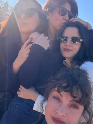 Violeta Urtizberea Instagram - esto fue Julio

1-patinadoras
2-los envidiosos
3-los actores están mucho en bata 
4-las bebas
5-agrandaditas
6-“tengo toda”
7-Amira 
8-El flan de mi tía 
9-confesiones de @juaningaramo 
10-fuimos a ver al papi al trabajo @prettywoman.elmusical 
11-con la 👑 
12-lila con el cartel de su abuelastro😂
13-los dibujos de Lila
14-dándolo todo en @theannwagners
15-mis amiguitos
16-el pulso!
17-no podía faltar