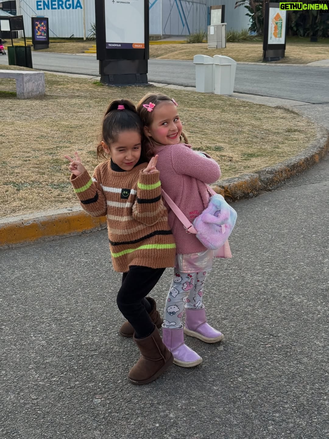 Violeta Urtizberea - 18.2K Likes - esto fue Julio

1-patinadoras
2-los envidiosos
3-los actores están mucho en bata 
4-las bebas
5-agrandaditas
6-“tengo toda”
7-Amira 
8-El flan de mi tía 
9-confesiones de @juaningaramo 
10-fuimos a ver al papi al trabajo @prettywoman.elmusical 
11-con la 👑 
12-lila con el cartel de su abuelastro😂
13-los dibujos de Lila
14-dándolo todo en @theannwagners
15-mis amiguitos
16-el pulso!
17-no podía faltar