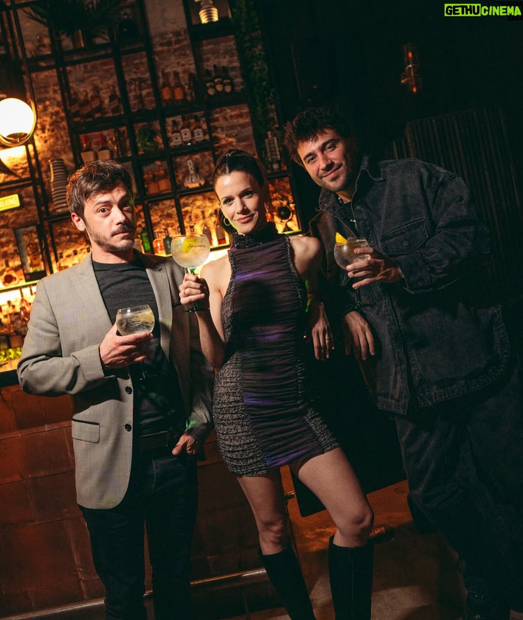 Violeta Urtizberea - 30.3K Likes - Este carrete se trata sobre “yo posando con un gin tonic”
🍸 
Con el mejor @tanqueraylatam 
 #Ad #GinTonicWeek #MagnificentMoments