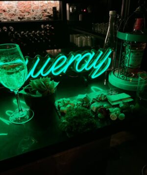 Violeta Urtizberea Instagram - Este carrete se trata sobre “yo posando con un gin tonic”
🍸 
Con el mejor @tanqueraylatam 
 #Ad #GinTonicWeek #MagnificentMoments