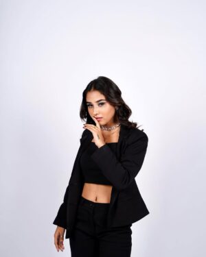 Vishaka Panwar Instagram - Choose your favourite 🖤1,2,3,4,5,6,7 ❓
💄- @makeoverbynivedita
📸- @thehunkybear
📍- @stardome_studio
#jaatni #exploremore