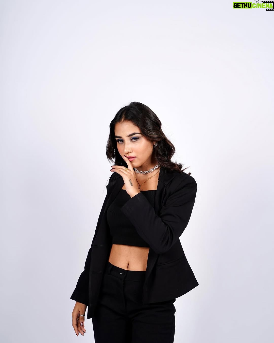 Vishaka Panwar - 246.1K Likes - Choose your favourite 🖤1,2,3,4,5,6,7 ❓

💄- @makeoverbynivedita 
📸- @thehunkybear 
📍- @stardome_studio 

#jaatni #exploremore