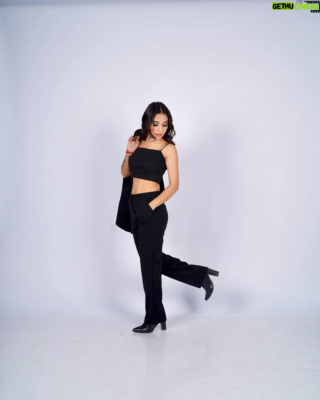 Vishaka Panwar - 246.1K Likes - Choose your favourite 🖤1,2,3,4,5,6,7 ❓

💄- @makeoverbynivedita 
📸- @thehunkybear 
📍- @stardome_studio 

#jaatni #exploremore