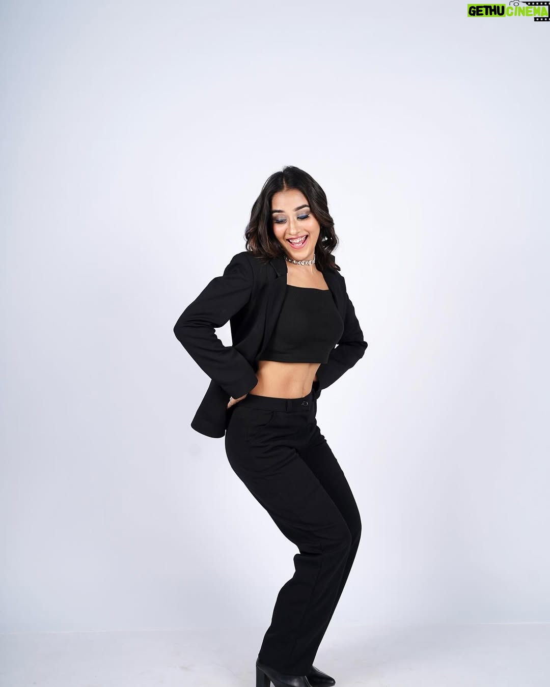 Vishaka Panwar - 246.1K Likes - Choose your favourite 🖤1,2,3,4,5,6,7 ❓

💄- @makeoverbynivedita 
📸- @thehunkybear 
📍- @stardome_studio 

#jaatni #exploremore