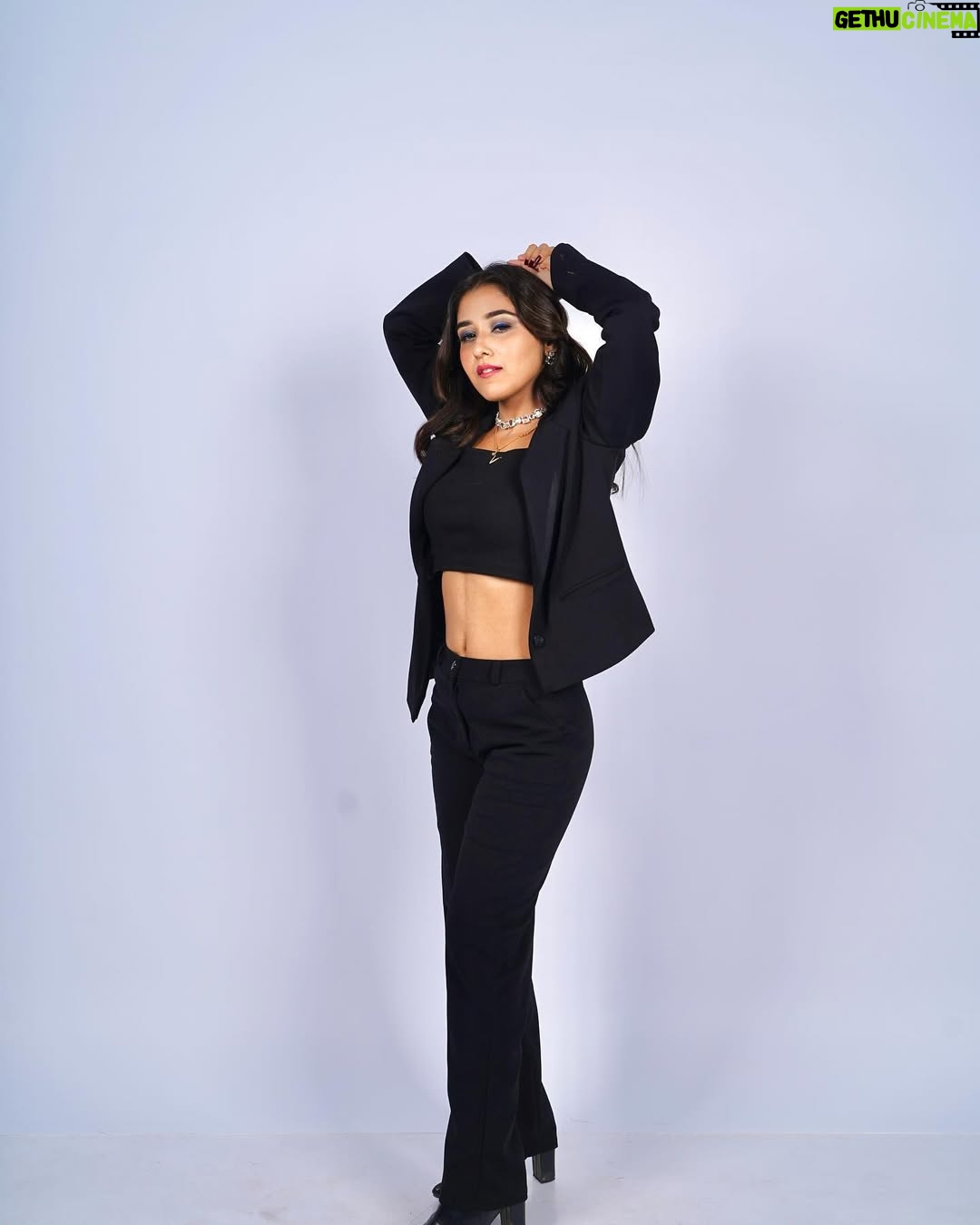 Vishaka Panwar - 246.1K Likes - Choose your favourite 🖤1,2,3,4,5,6,7 ❓

💄- @makeoverbynivedita 
📸- @thehunkybear 
📍- @stardome_studio 

#jaatni #exploremore