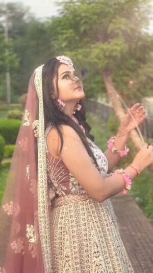 Vishali Instagram - Radhe Radhe 🦚🪷🪈
Makeup- @ruhi_makeup_studio
Outfit - @elegance_beauty_lounge_akhnoor
#fypage #visshh #janmashtami #explorepage