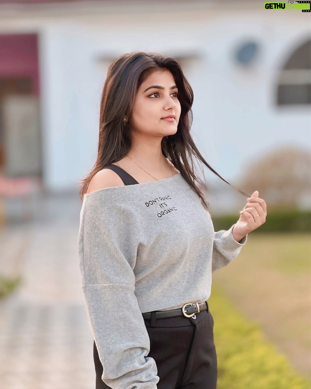 Vishali - 57.8K Likes - Sunshine and smiles. ☀️😊

#pic #instagram #instagood #portrait