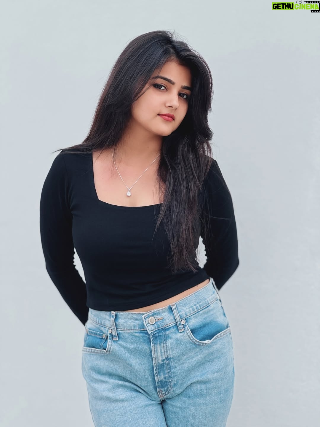 Vishali - 17.5K Likes - Back to Black 🖤

#visshh #photos #foryou #black