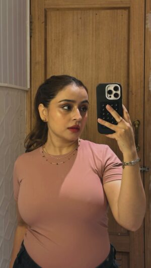 Vitasta Bhat Instagram - hairline reveal 😭
.
.
#bipasha #transition #makeup