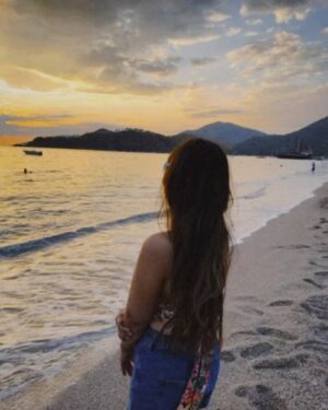 Vitasta Bhat Instagram - When the sun came up, i was looking at you 🌅