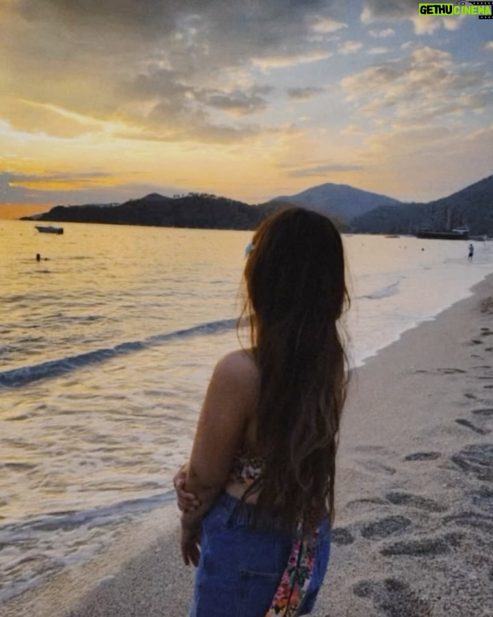 Vitasta Bhat - 50.3K Likes - When the sun came up, i was looking at you 🌅