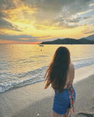 Vitasta Bhat Instagram - When the sun came up, i was looking at you 🌅