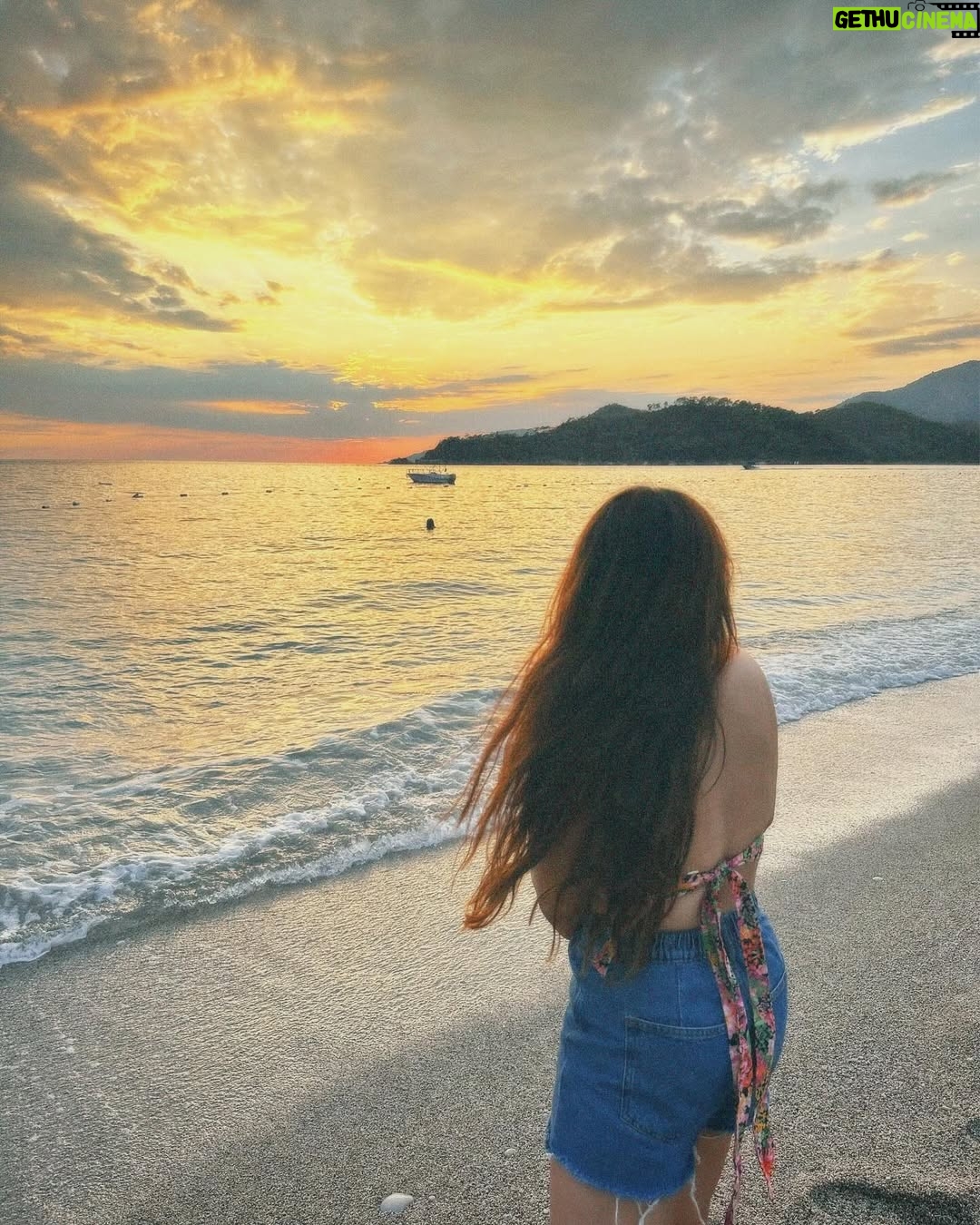 Vitasta Bhat - 50.3K Likes - When the sun came up, i was looking at you 🌅
