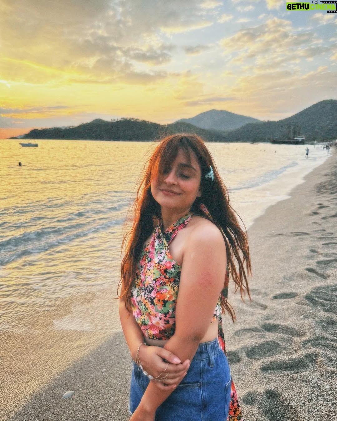 Vitasta Bhat - 50.3K Likes - When the sun came up, i was looking at you 🌅