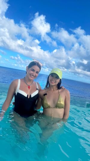 Vivian Ossa Instagram - A quien más le pasa esto ? 😂😂😂 etiqueta a esa amiga con la que sales y nunca nadie les toma una foto decente ! 🤭🙄 @royalcaribbeanlatam #staroftheseas  #comedia #amigas #humor #parati #verano