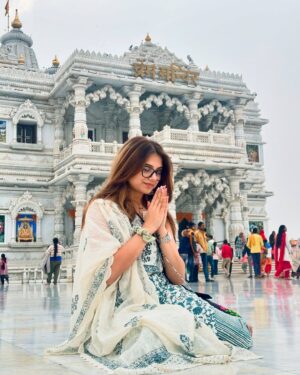 Vrushali Vachhiyat Instagram - 🦚 ।। मैं प्रेम कहु, तुम श्री कृष्ण समझना ।। 🦚
.
.
.
.
#vrindavan #shrikrishna #radheradhe #radhekrishna #vrindavandham #travelgram #vrunicorns