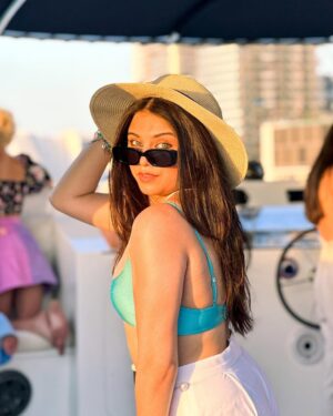 Vrushali Vachhiyat Instagram - The Yacht Party that turned out unexpectedly pretty insaneee❤️✨🫶🏻
.
.
.
#whenindubai #dubai #dubailife #vrunicorns #travelgram #travellife #travelblogger #instatravel #yachtlife #yachtparty