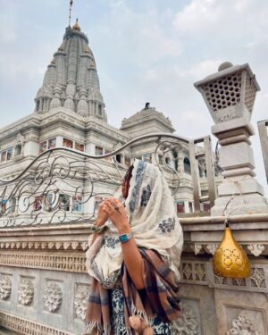 Vrushali Vachhiyat Instagram - 🦚 ।। मैं प्रेम कहु, तुम श्री कृष्ण समझना ।। 🦚
.
.
.
.
#vrindavan #shrikrishna #radheradhe #radhekrishna #vrindavandham #travelgram #vrunicorns