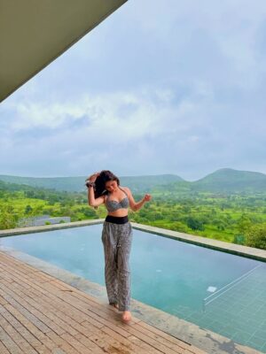 Vrushali Vachhiyat Instagram - Snippets from my recent flawless weekend escape ✨👙🪞🏡
.
📍: Ikigai, @saffronstays @saffronstayswithyou
.
.
(Weekend, weekend trip, weekend getaway, villa, view, weekend villa, saffronstays, igatpuri, nashik, hill view, monsoon feels, infinity pool, aesthetic villa, holiday villa)