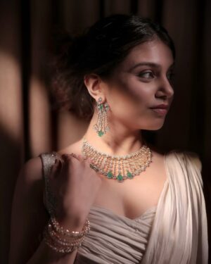 Vrushali Vachhiyat Instagram - Diamonds are a girl’s best friend, and @indriyajewels is mine.
I’m absolutely in love with this exquisite diamond set. Each masterpiece here feels like a reflection of endless love, one that elevates every ensemble and makes every moment unforgettable.
#IndriyaDiamonds #IndriyaJewellery #AdityaBirlaJewellery