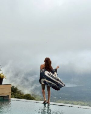 Vrushali Vachhiyat Instagram - “Lost in the clouds, found in serenity ☁️✨
.
This dreamy getaway at Mountain Rizz by @saffronstays in Panchgani was nothing short of magical! Infinity pool views that made me feel like I was living in the clouds 🌿💭
.
#VacationMode #InTheClouds #PanchganiEscape #travelgram #travellife #panchgani #mahabaleshwar #travelholic #exploremore