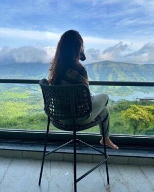 Vrushali Vachhiyat Instagram - “Lost in the clouds, found in serenity ☁️✨
.
This dreamy getaway at Mountain Rizz by @saffronstays in Panchgani was nothing short of magical! Infinity pool views that made me feel like I was living in the clouds 🌿💭
.
#VacationMode #InTheClouds #PanchganiEscape #travelgram #travellife #panchgani #mahabaleshwar #travelholic #exploremore