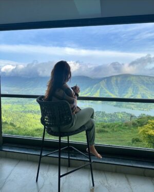 Vrushali Vachhiyat Instagram - “Lost in the clouds, found in serenity ☁️✨
.
This dreamy getaway at Mountain Rizz by @saffronstays in Panchgani was nothing short of magical! Infinity pool views that made me feel like I was living in the clouds 🌿💭
.
#VacationMode #InTheClouds #PanchganiEscape #travelgram #travellife #panchgani #mahabaleshwar #travelholic #exploremore