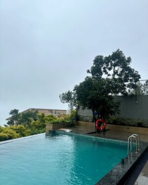 Vrushali Vachhiyat Instagram - “Lost in the clouds, found in serenity ☁️✨
.
This dreamy getaway at Mountain Rizz by @saffronstays in Panchgani was nothing short of magical! Infinity pool views that made me feel like I was living in the clouds 🌿💭
.
#VacationMode #InTheClouds #PanchganiEscape #travelgram #travellife #panchgani #mahabaleshwar #travelholic #exploremore