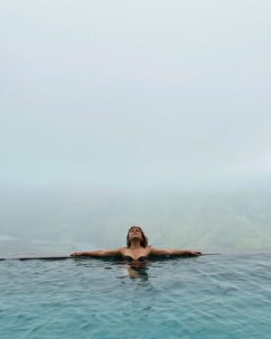 Vrushali Vachhiyat Instagram - “Lost in the clouds, found in serenity ☁️✨
.
This dreamy getaway at Mountain Rizz by @saffronstays in Panchgani was nothing short of magical! Infinity pool views that made me feel like I was living in the clouds 🌿💭
.
#VacationMode #InTheClouds #PanchganiEscape #travelgram #travellife #panchgani #mahabaleshwar #travelholic #exploremore