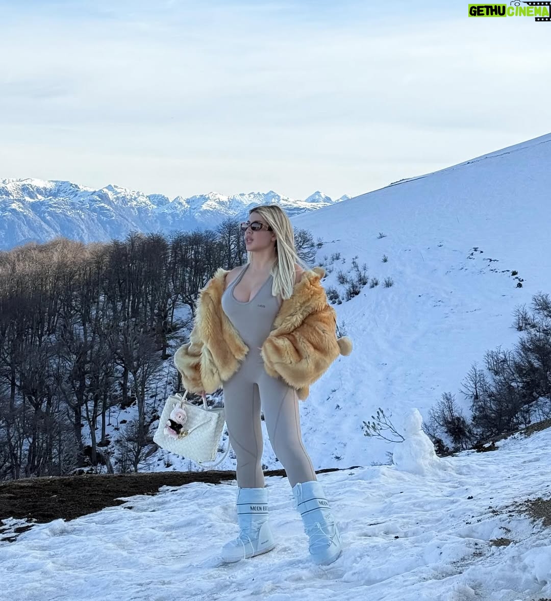 Wanda Nara - 703.1K Likes - sorry , yo no confío 🎿⛷️🩵👀❄️☃️

@monacoproducciones

@cerro_bayo