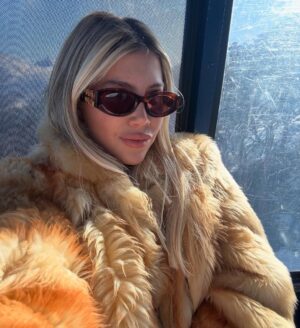 Wanda Nara Instagram - sorry , yo no confío 🎿⛷️🩵👀❄️☃️
@monacoproducciones
@cerro_bayo