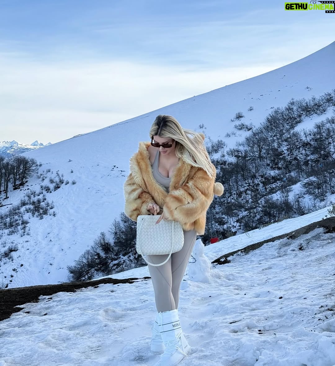 Wanda Nara - 703.1K Likes - sorry , yo no confío 🎿⛷️🩵👀❄️☃️

@monacoproducciones

@cerro_bayo