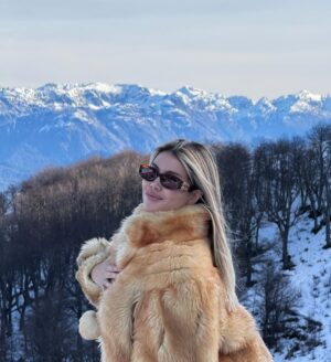 Wanda Nara Instagram - sorry , yo no confío 🎿⛷️🩵👀❄️☃️
@monacoproducciones
@cerro_bayo