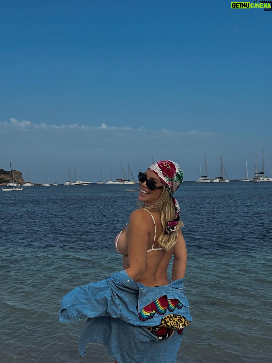 Wanda Nara - 711.7K Likes - Otro año más en mi isla favorita 🍒 nos vemos pronto Ibiza 

@ap_ibiza