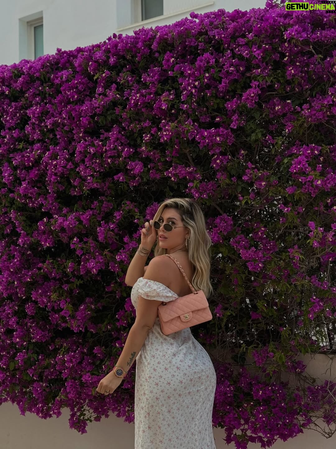Wanda Nara - 711.7K Likes - Otro año más en mi isla favorita 🍒 nos vemos pronto Ibiza 

@ap_ibiza
