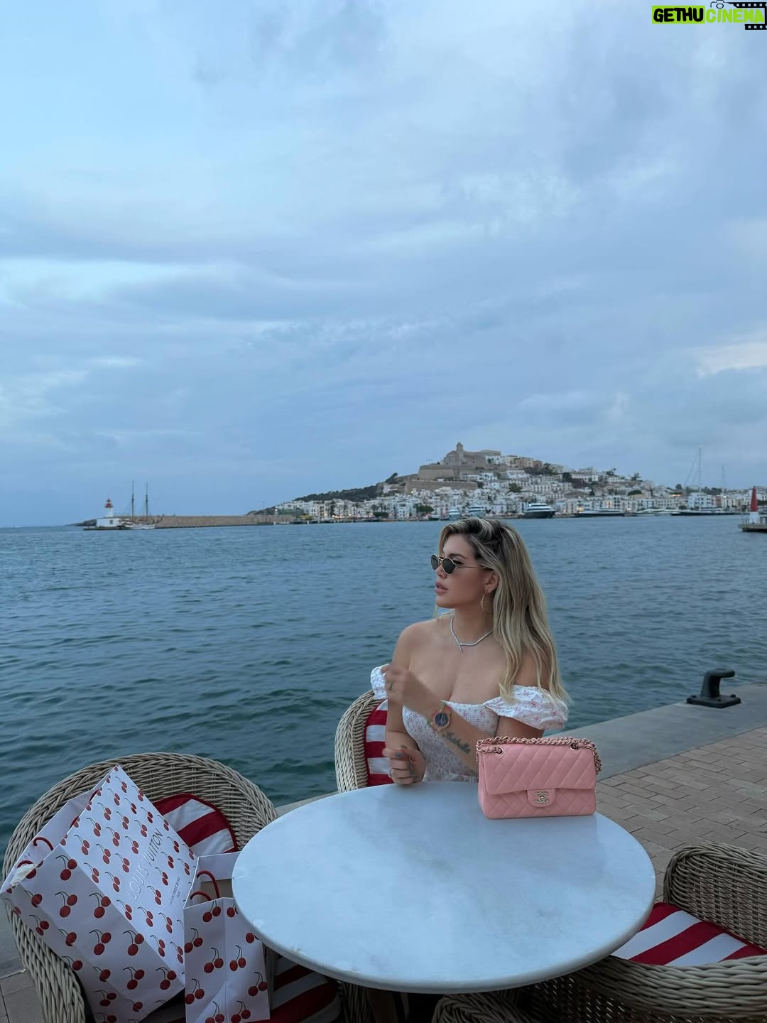 Wanda Nara - 711.7K Likes - Otro año más en mi isla favorita 🍒 nos vemos pronto Ibiza 

@ap_ibiza