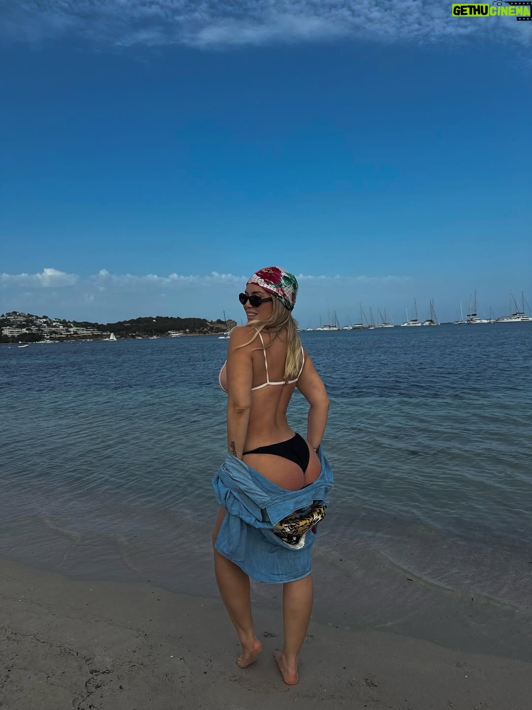 Wanda Nara - 711.7K Likes - Otro año más en mi isla favorita 🍒 nos vemos pronto Ibiza 

@ap_ibiza